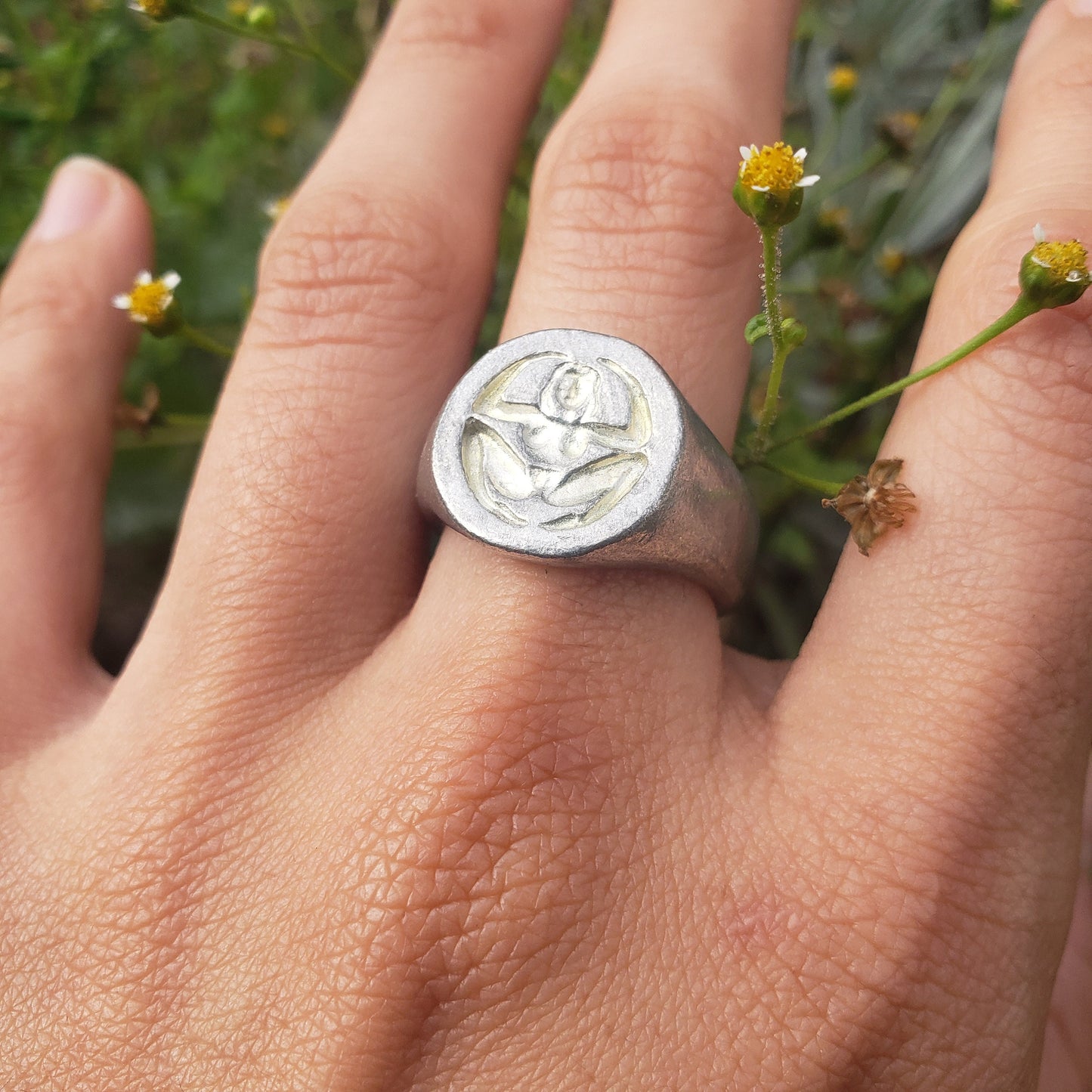 Body letter "o" squatting wax seal signet ring