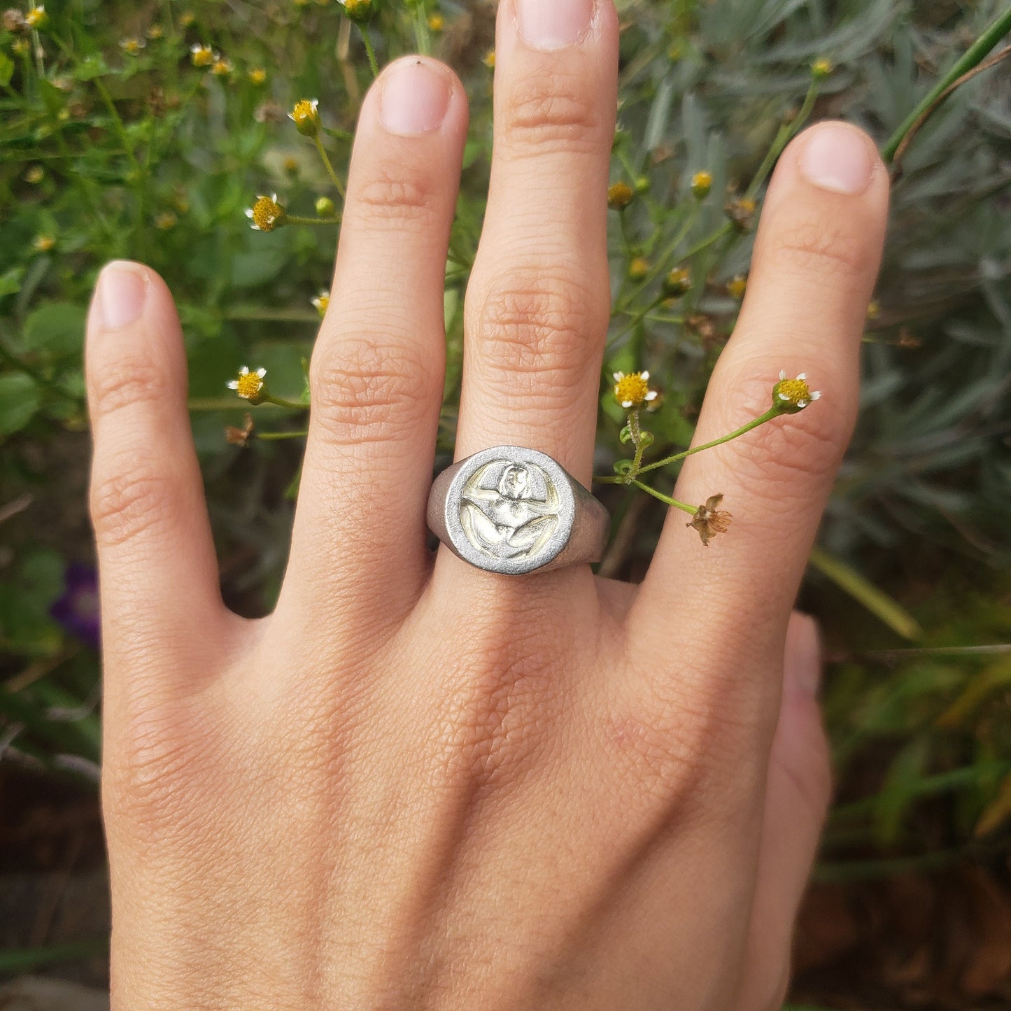 Body letter "o" squatting wax seal signet ring
