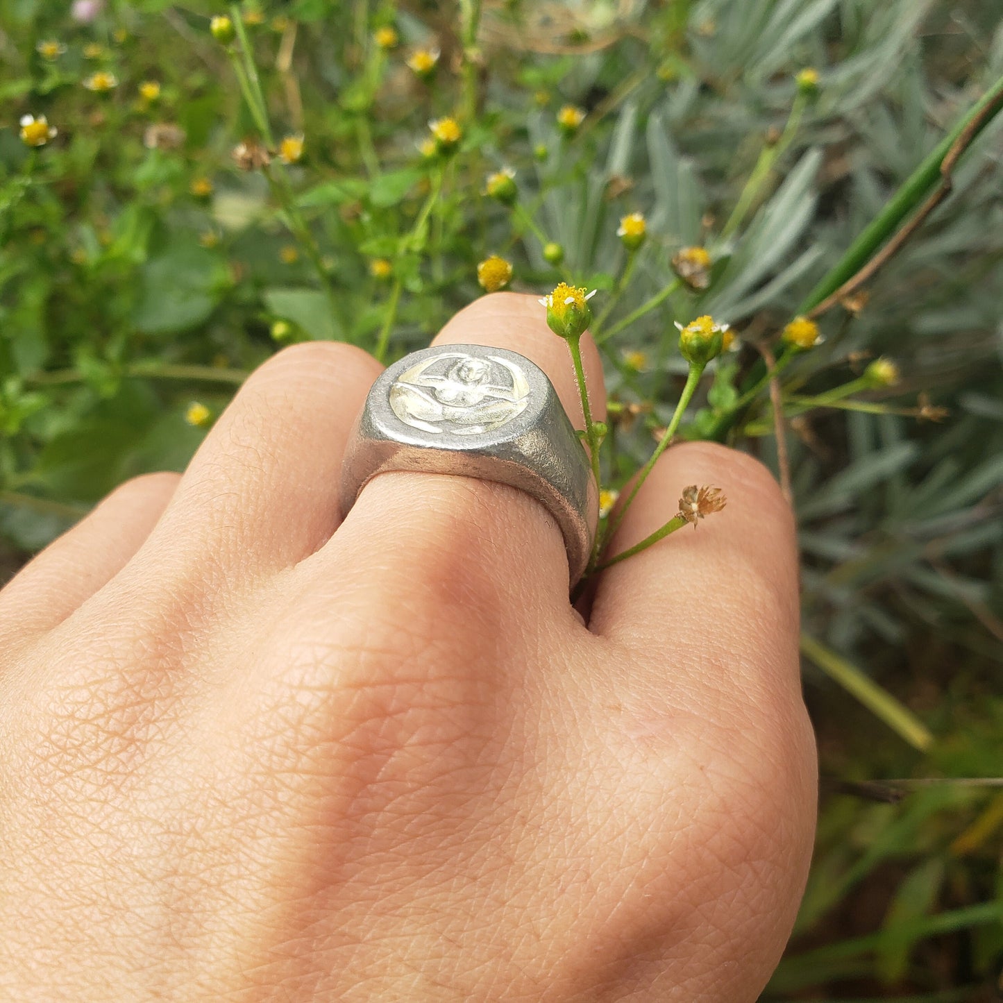 Body letter "o" squatting wax seal signet ring