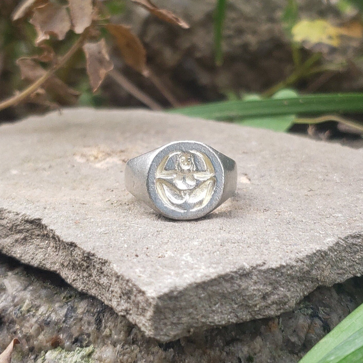 Body letter "o" squatting wax seal signet ring