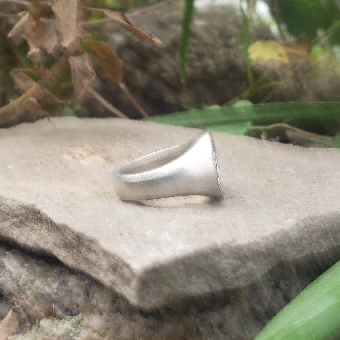 Body letter "o" squatting wax seal signet ring