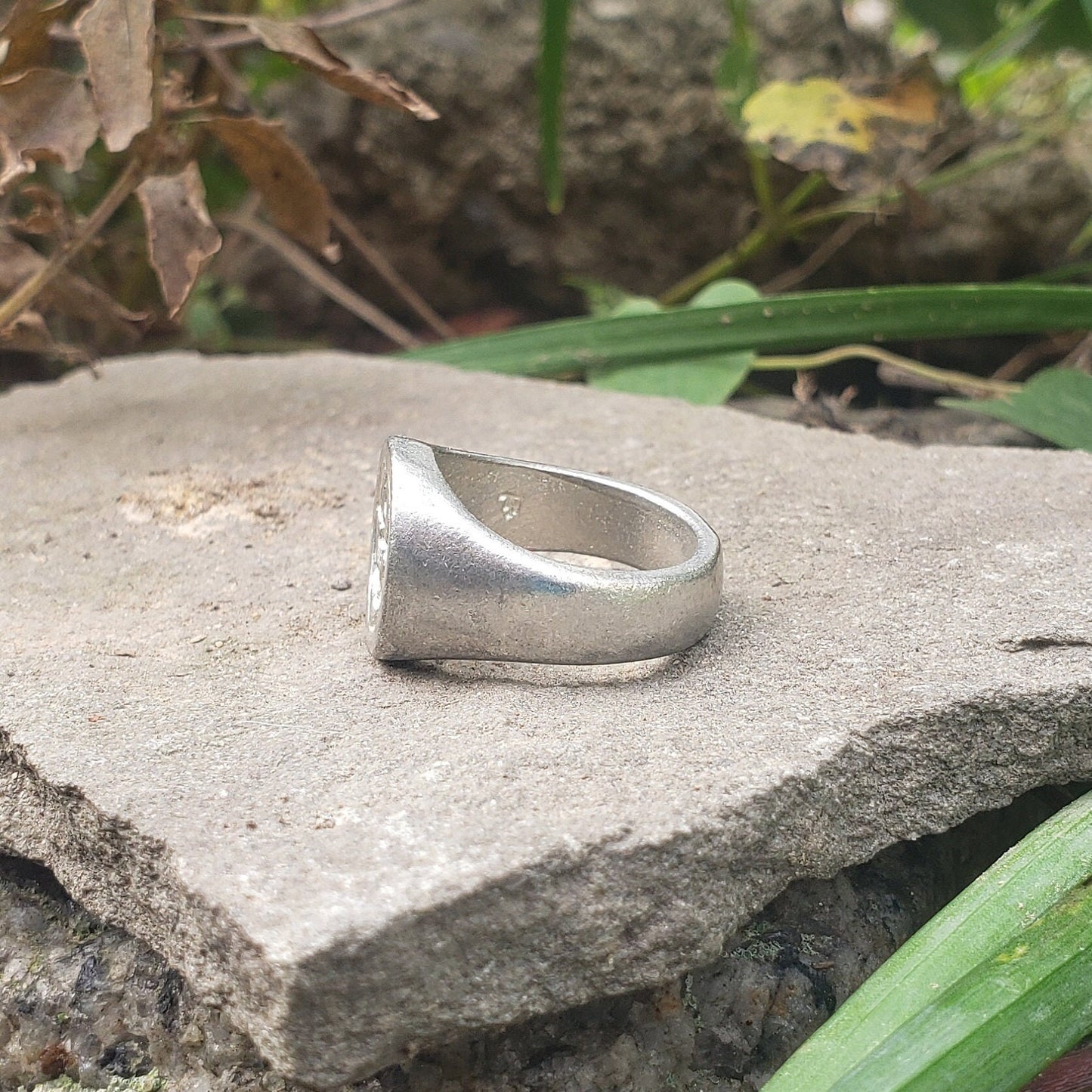 Body letter "o" squatting wax seal signet ring