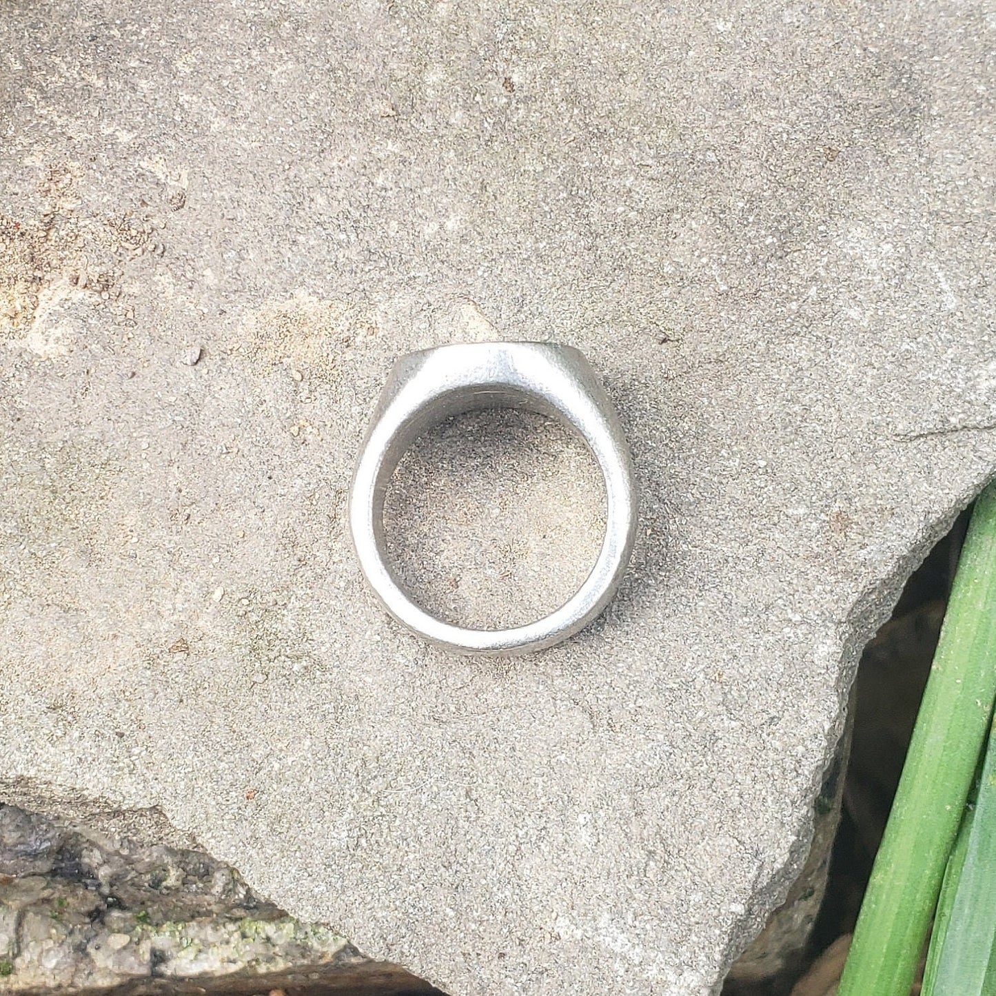Body letter "o" squatting wax seal signet ring