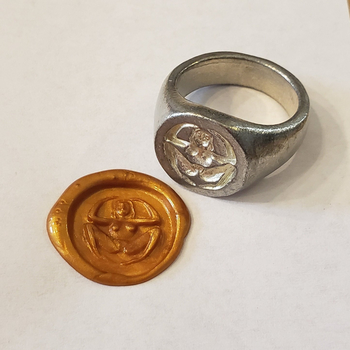 Body letter "o" squatting wax seal signet ring