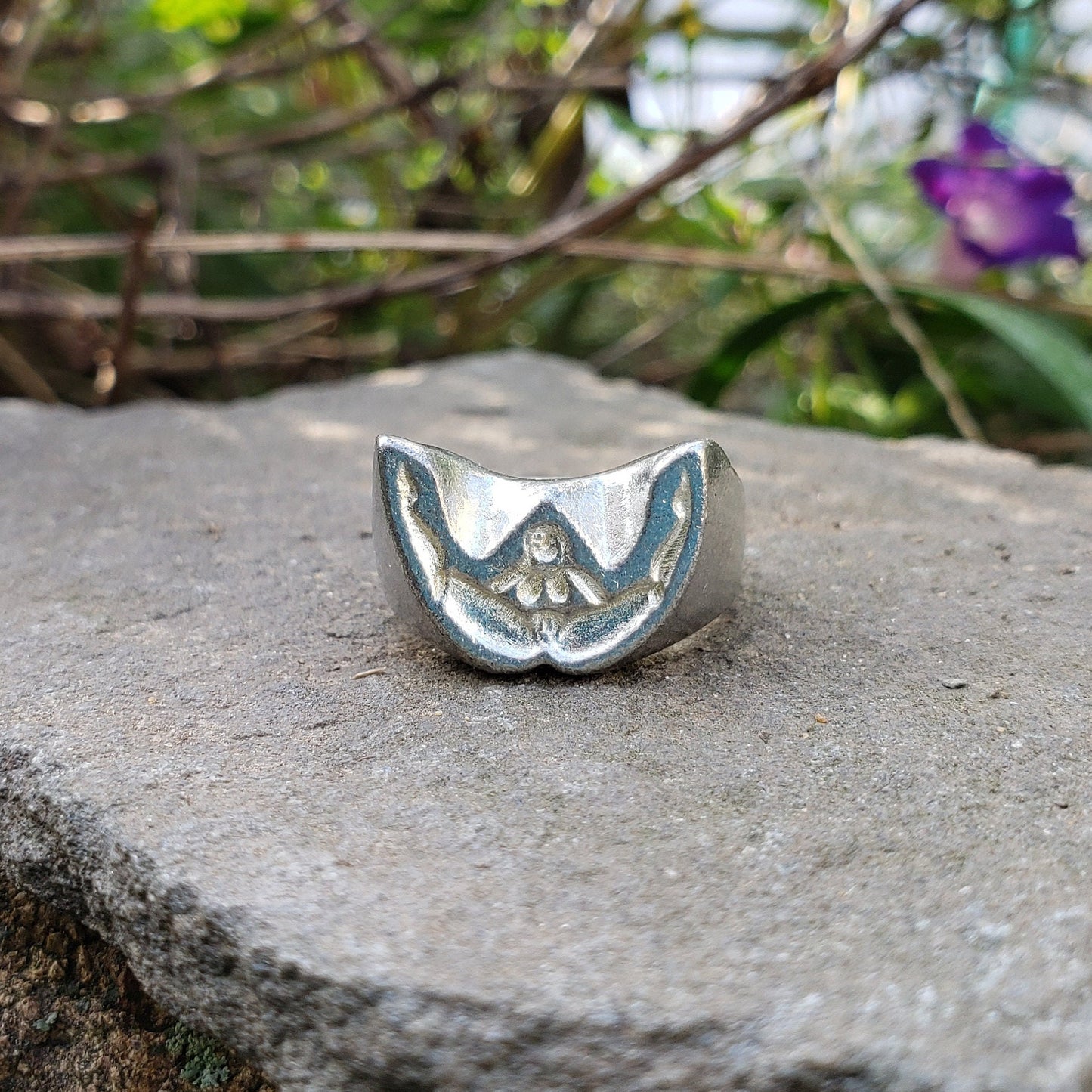 Body letter "W" wax seal signet ring