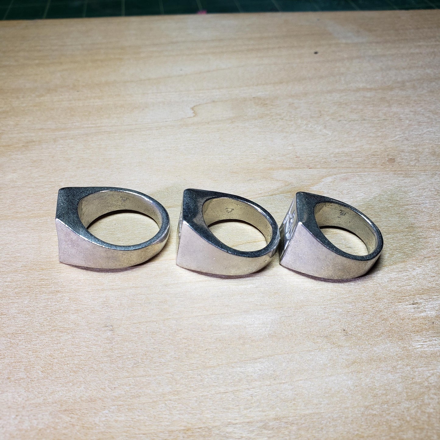 Body letter "H" squat wax seal signet ring