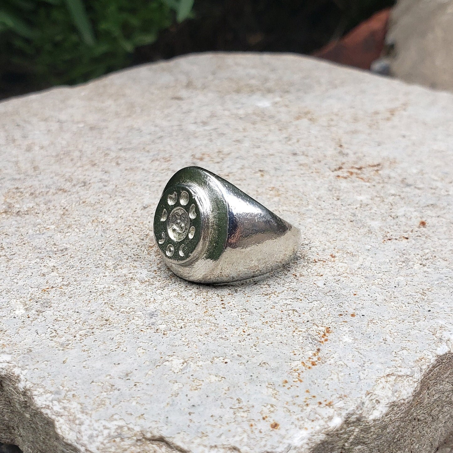 Lunar cycle signet ring