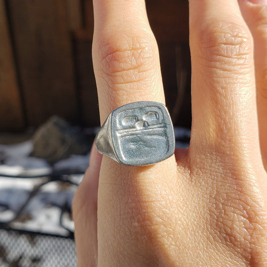 Bed wax seal signet ring