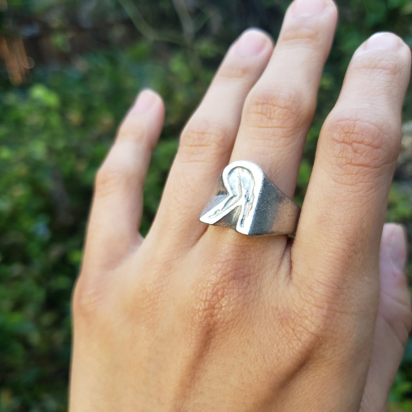 Body letter "R" bending wax seal signet ring