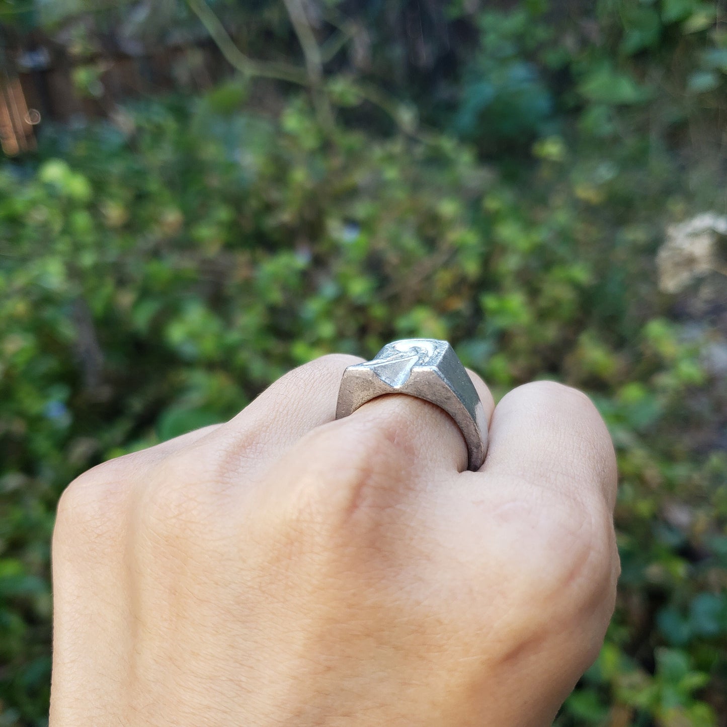Body letter "R" bending wax seal signet ring