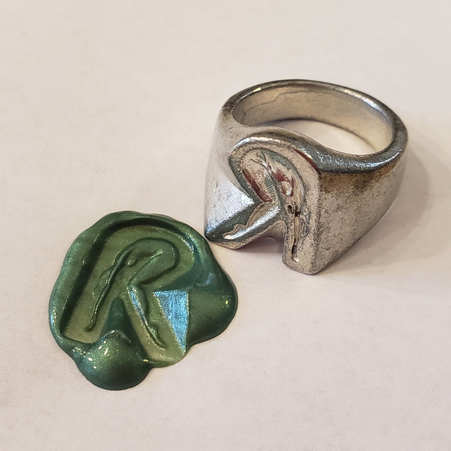 Body letter "R" bending wax seal signet ring