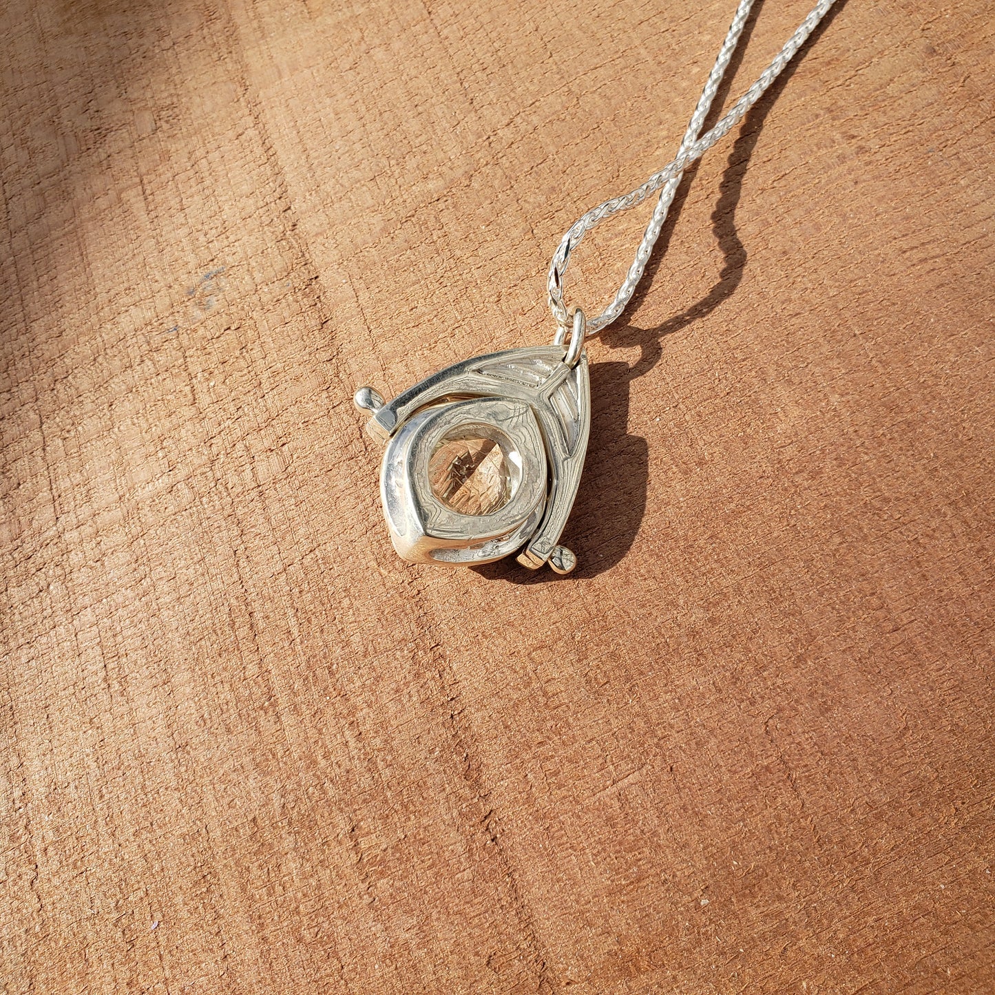 Beryl door pendant