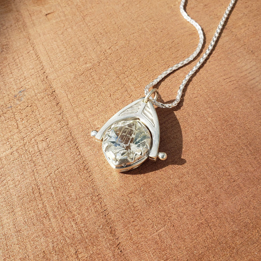 Beryl door pendant