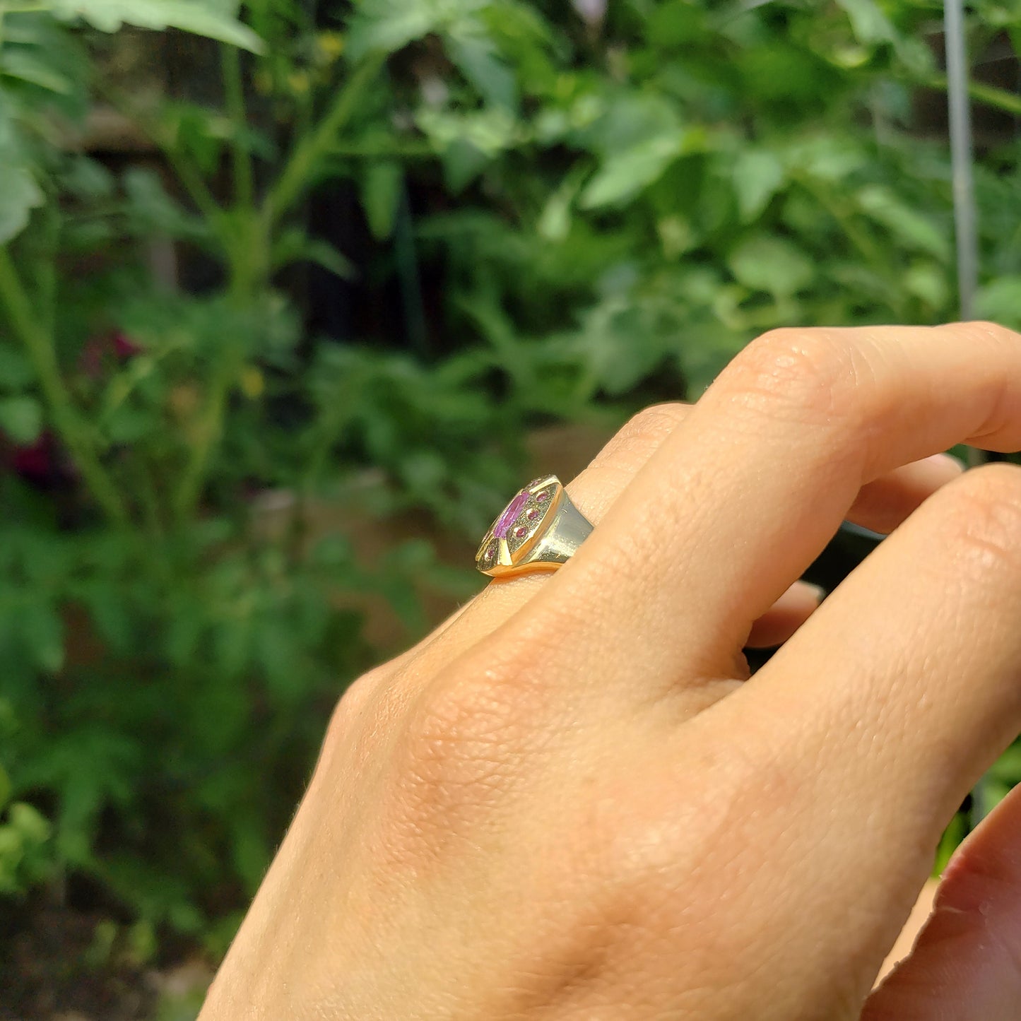 Pink sapphire 9 stone 18k gold ring