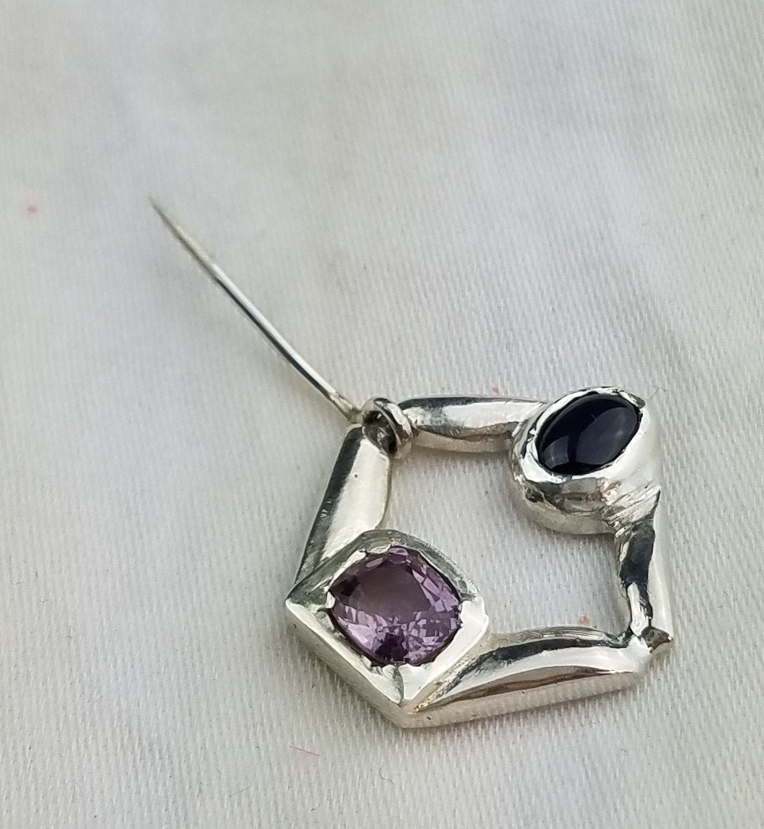 Purple and pink spinel ring brooch