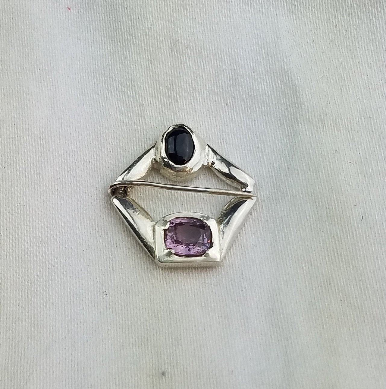 Purple and pink spinel ring brooch