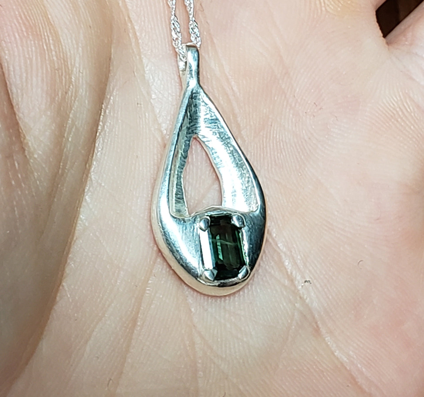 Green sapphire pendant