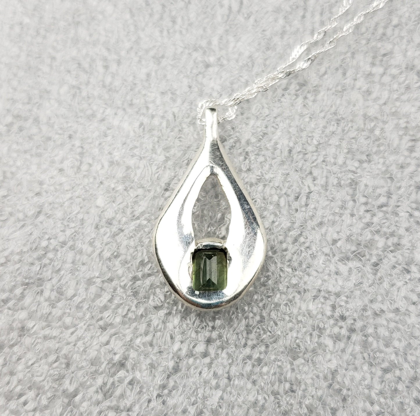 Green sapphire pendant