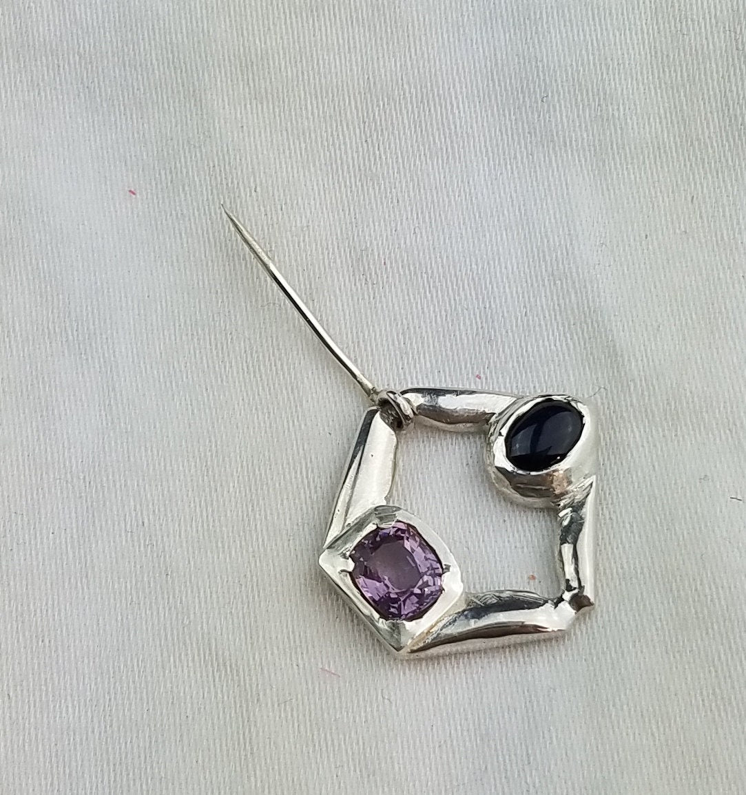 Purple and pink spinel ring brooch