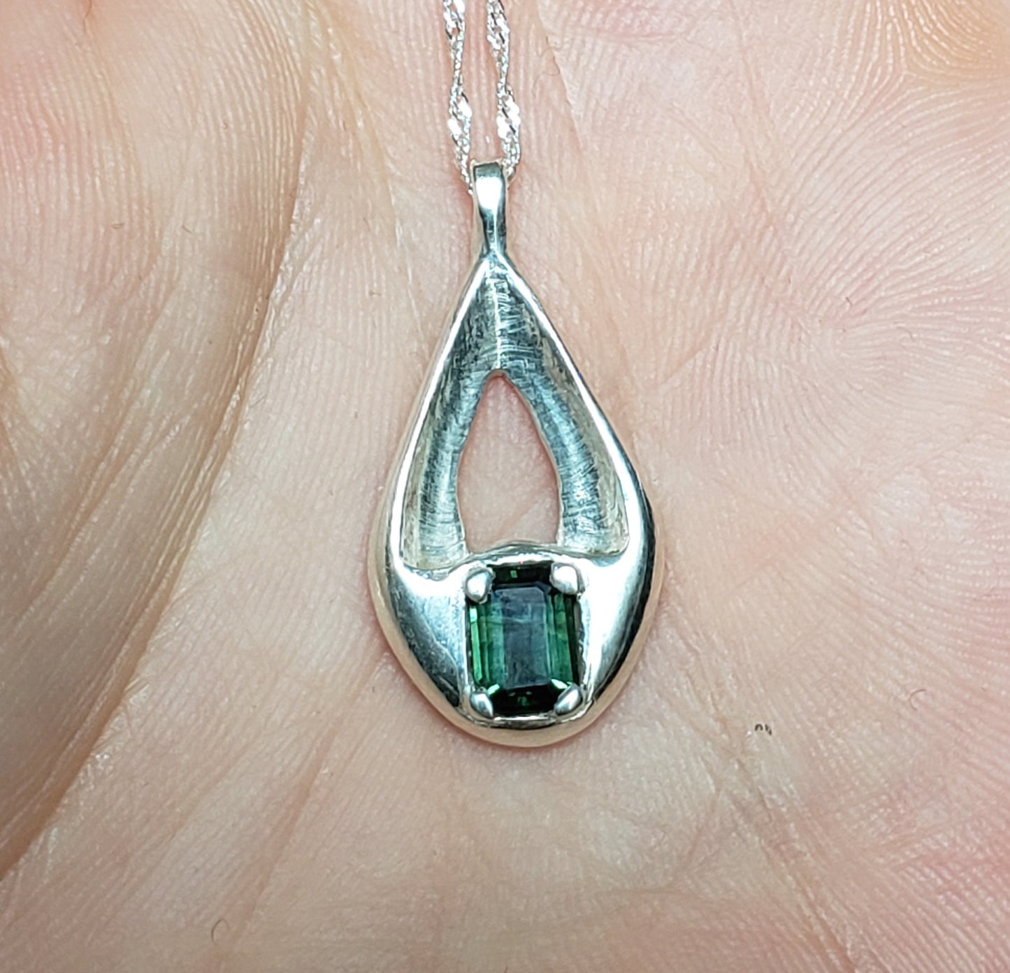 Green sapphire pendant