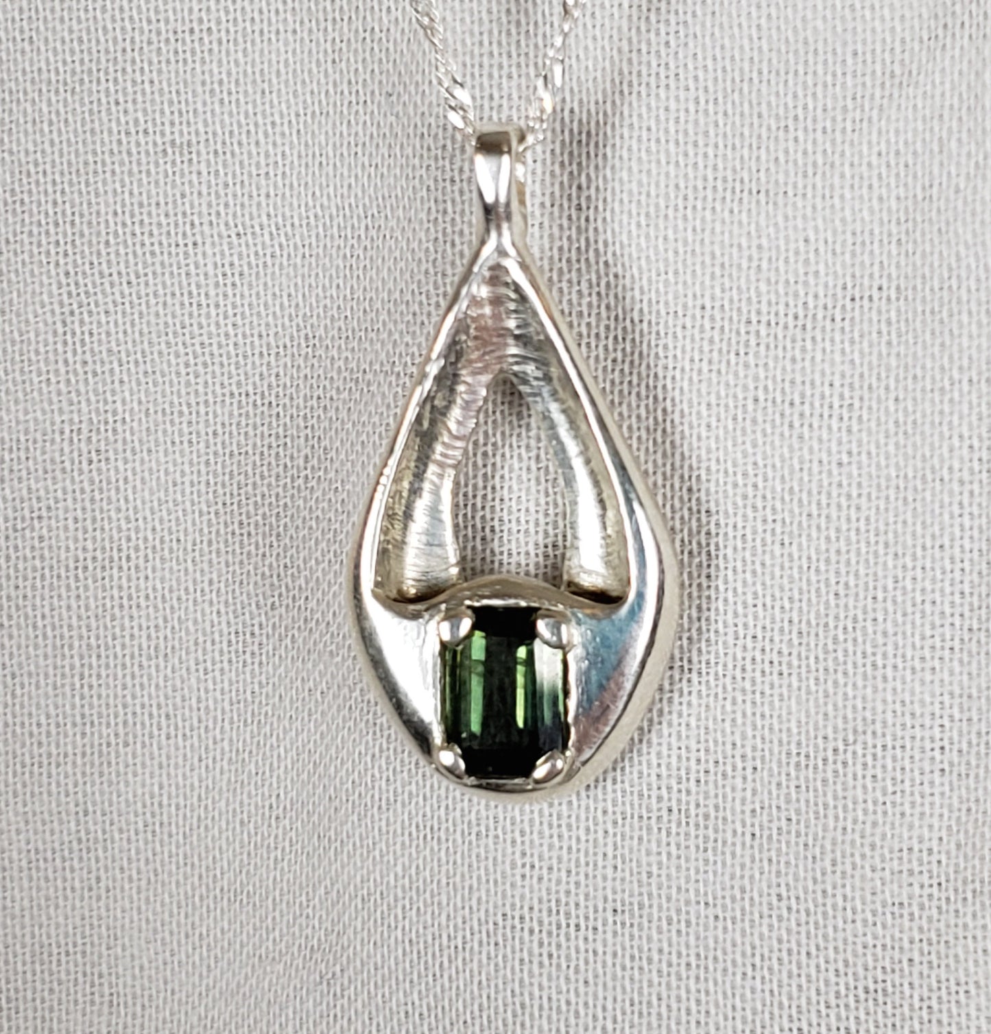 Green sapphire pendant