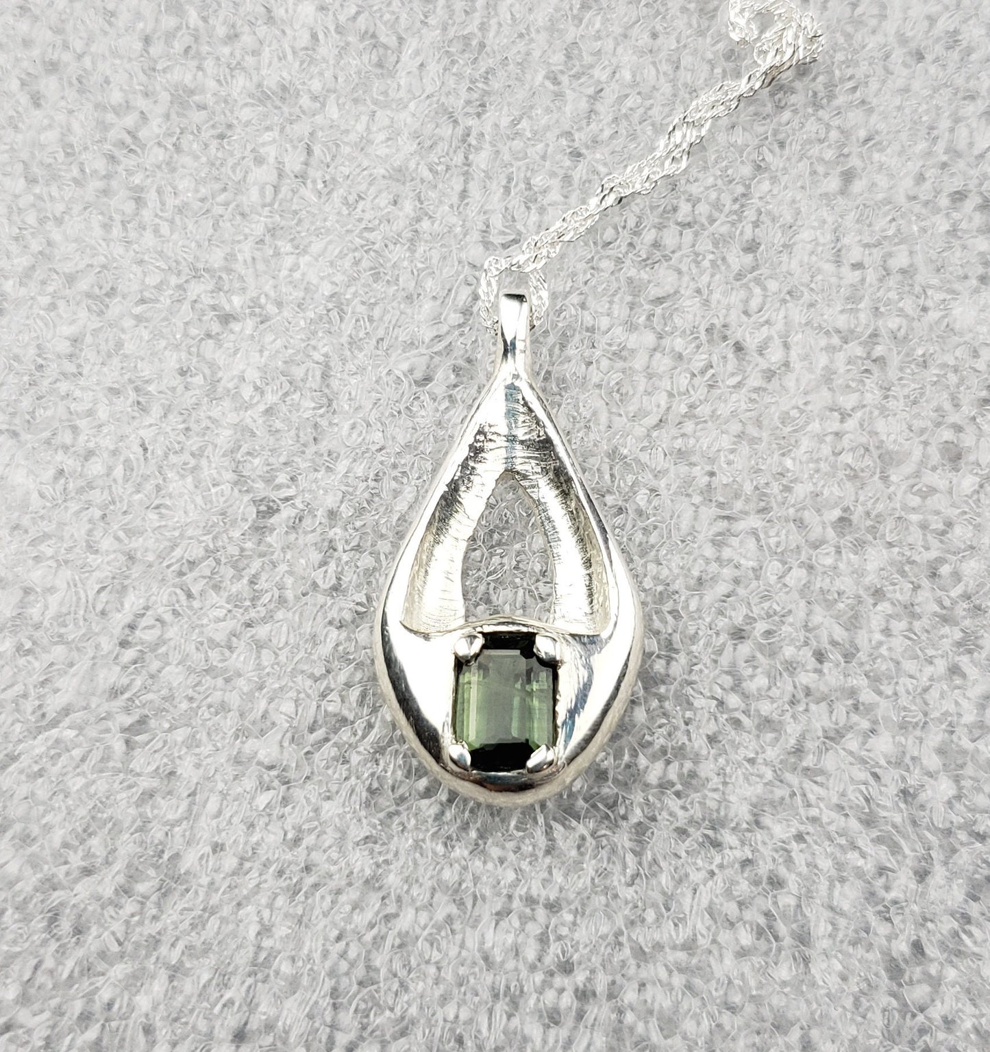 Green sapphire pendant