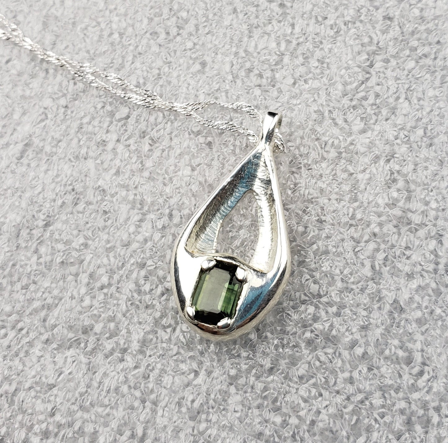 Green sapphire pendant