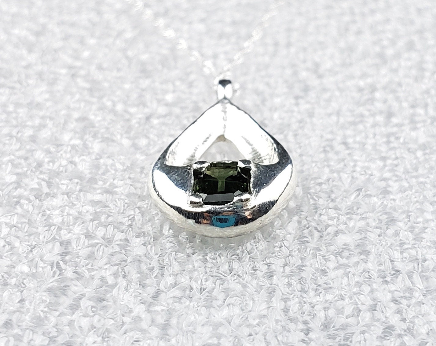 Green sapphire pendant