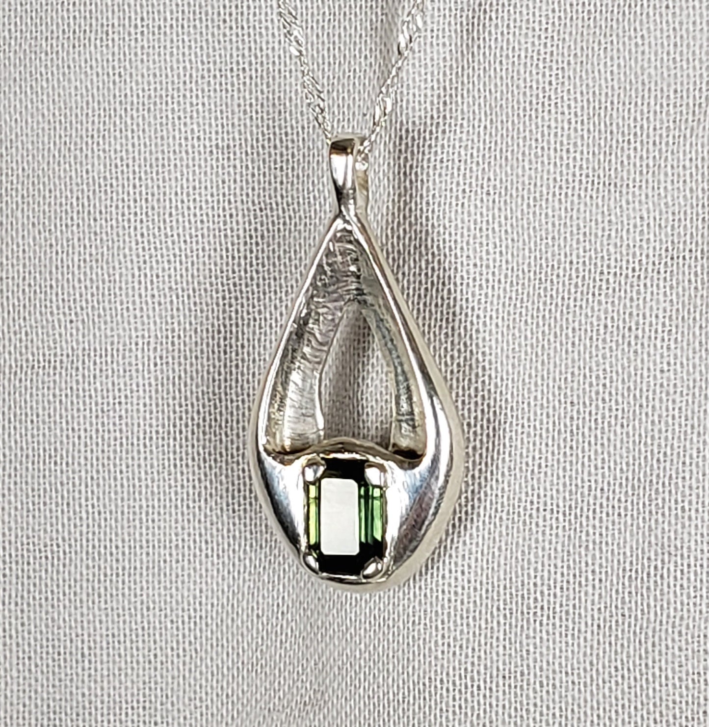 Green sapphire pendant