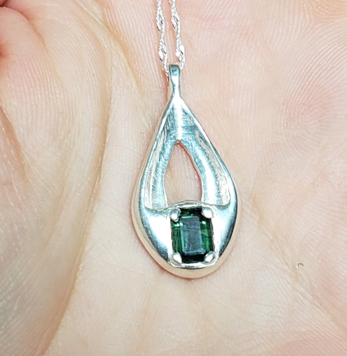 Green sapphire pendant