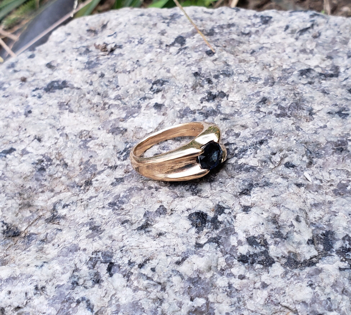 18 k gold blue sapphire ring