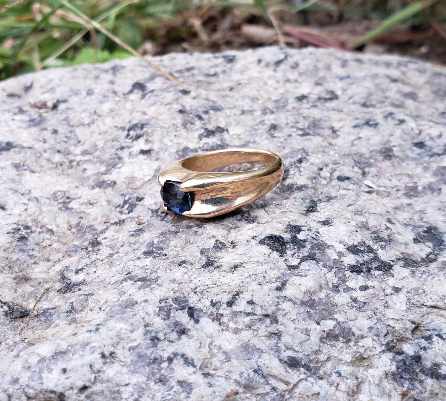 18 k gold blue sapphire ring