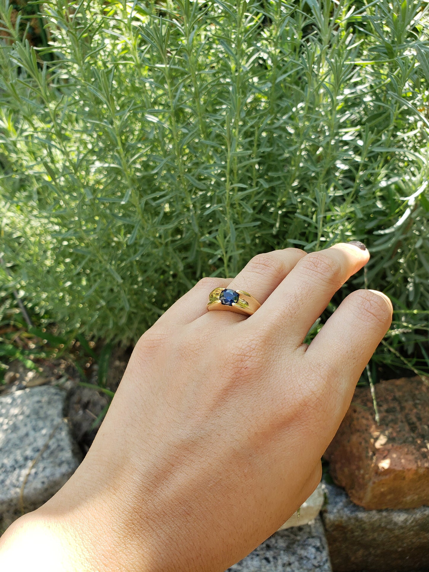 18 k gold blue sapphire ring