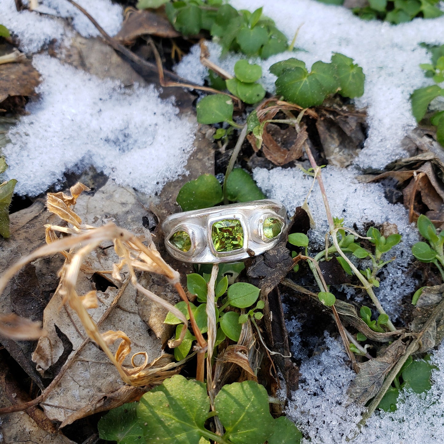 Fantasy cut peridot ring