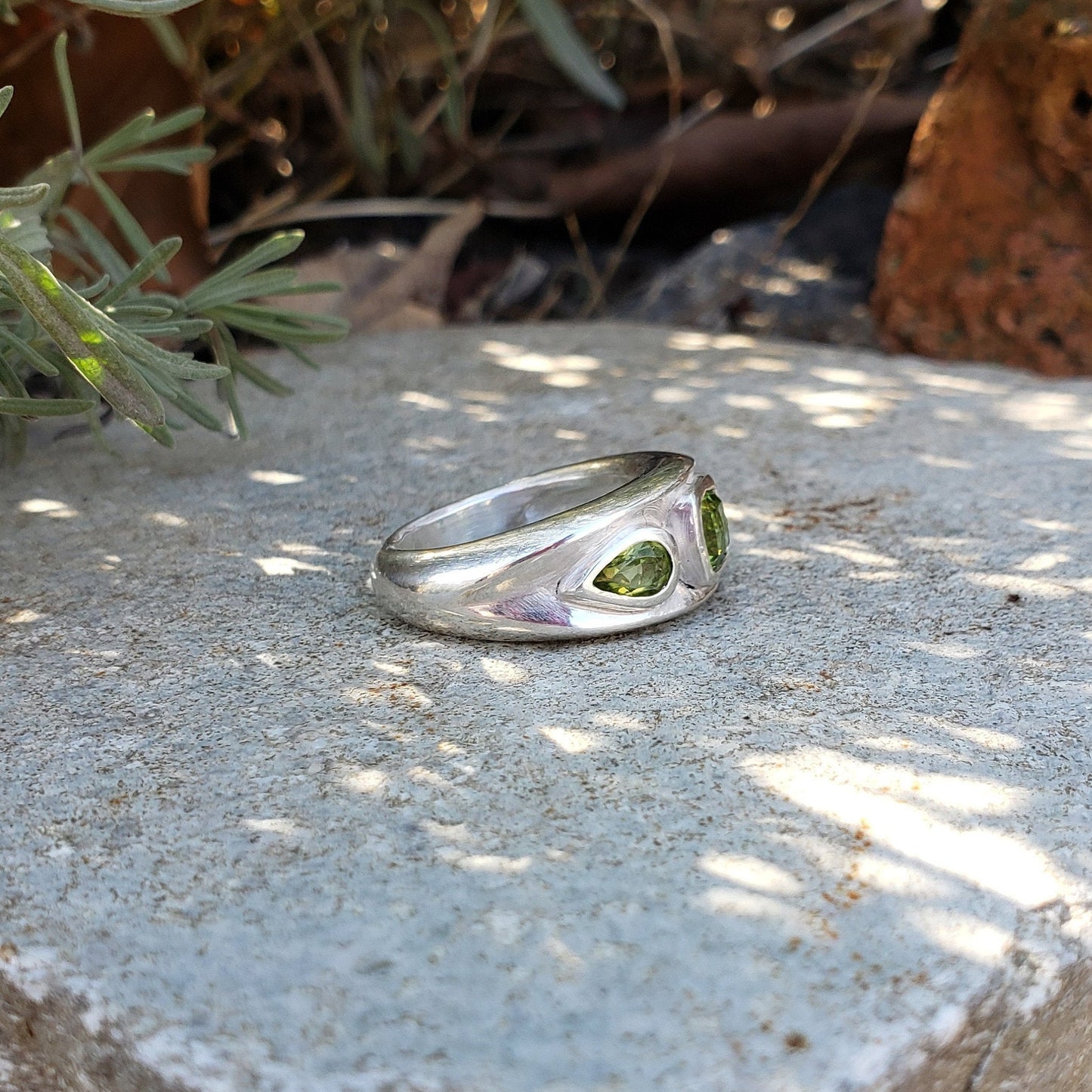 Fantasy cut peridot ring