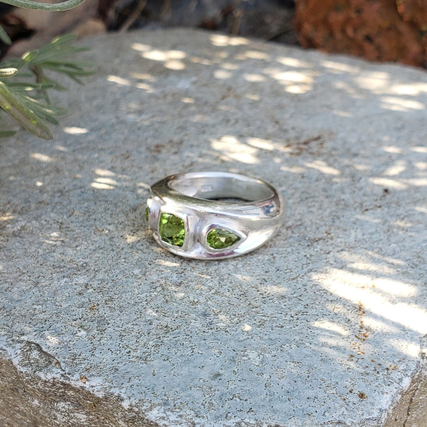 Fantasy cut peridot ring