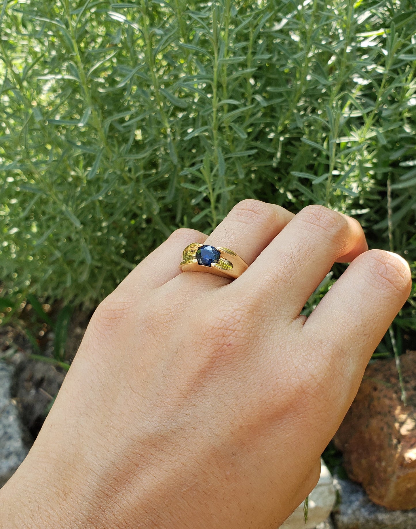 18 k gold blue sapphire ring