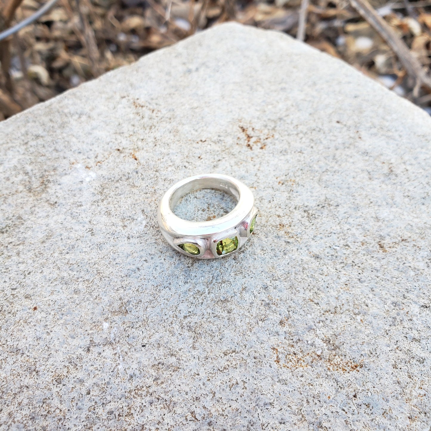 Fantasy cut peridot ring