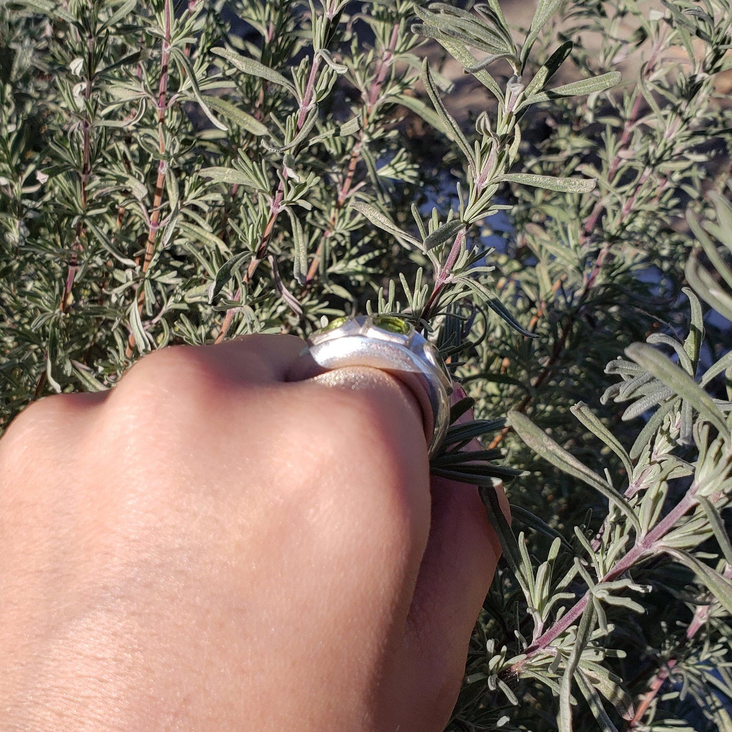 Fantasy cut peridot ring