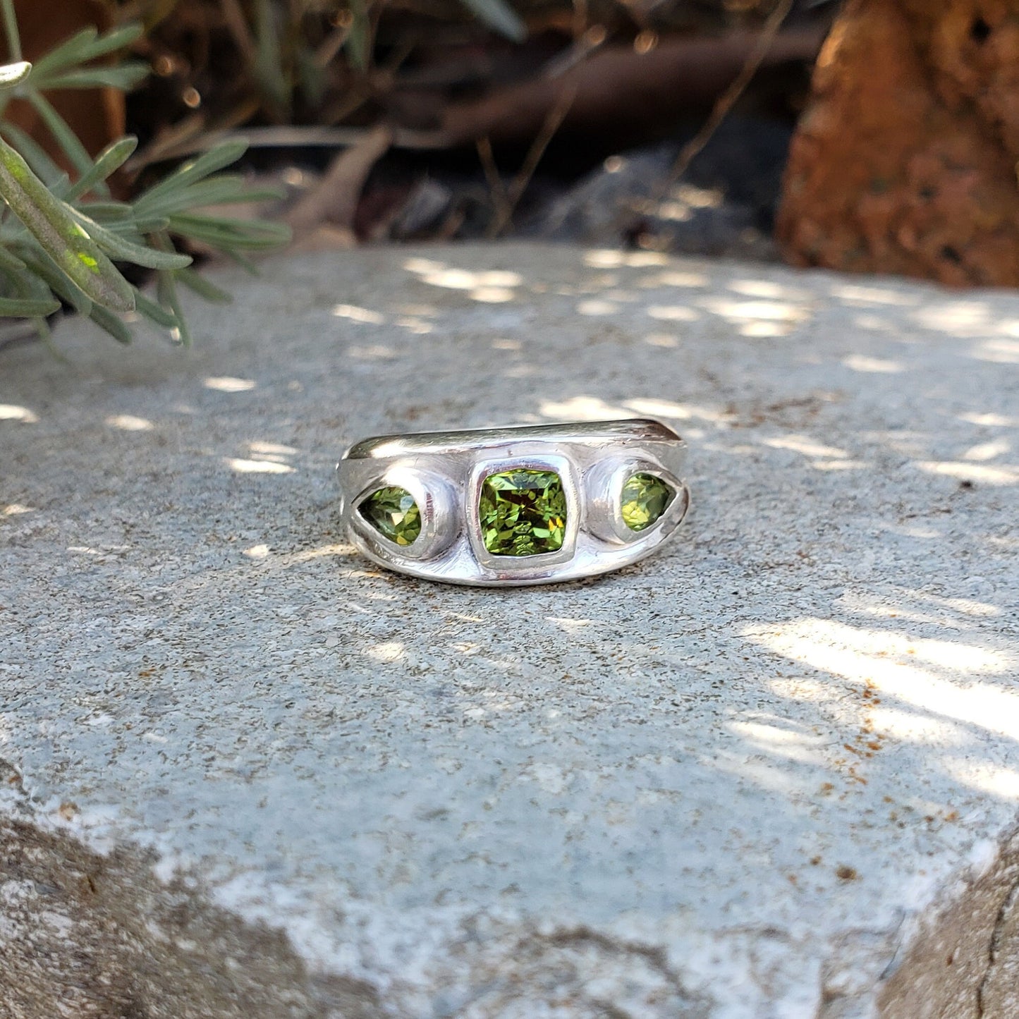 Fantasy cut peridot ring