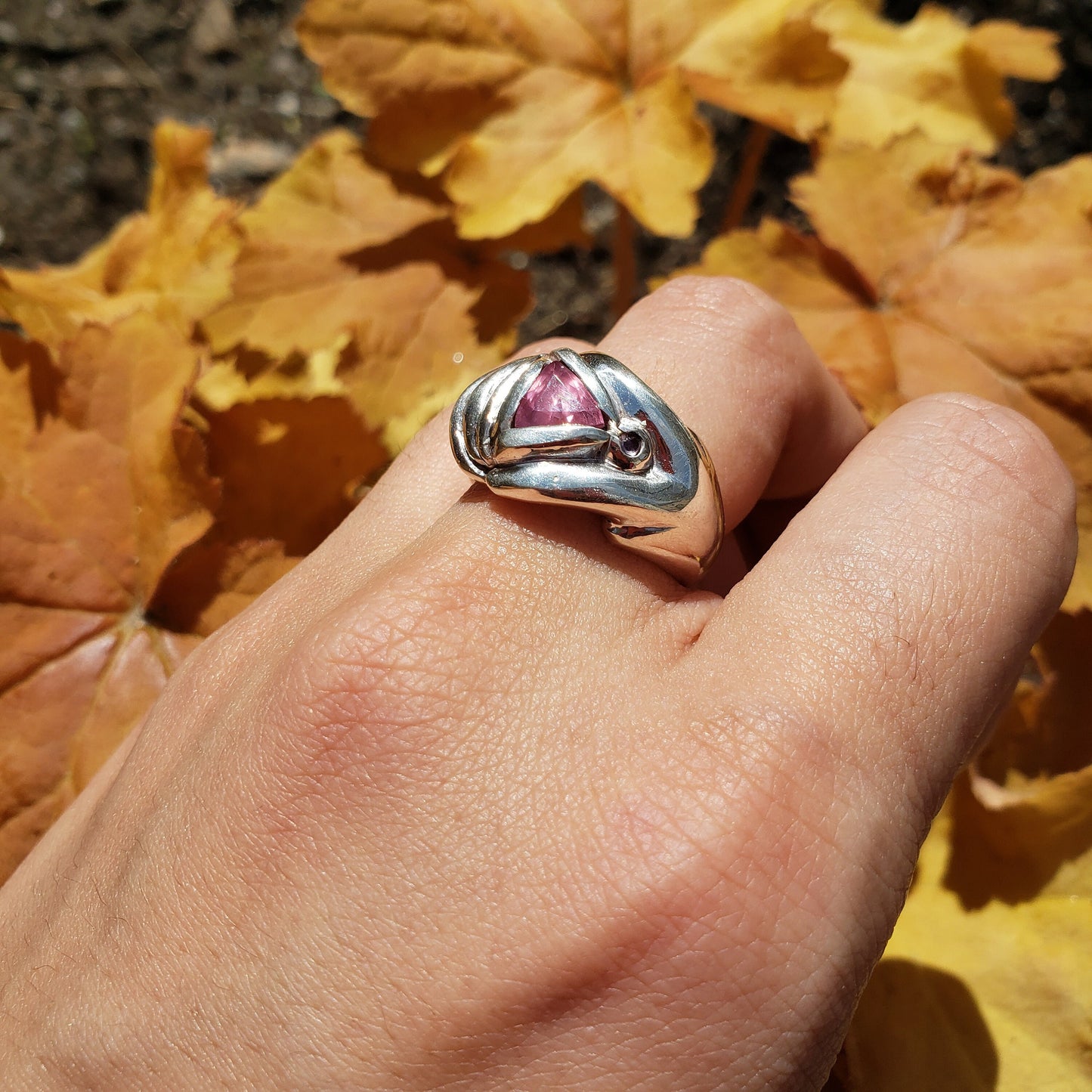 Pink spinel and sapphire yoni ring