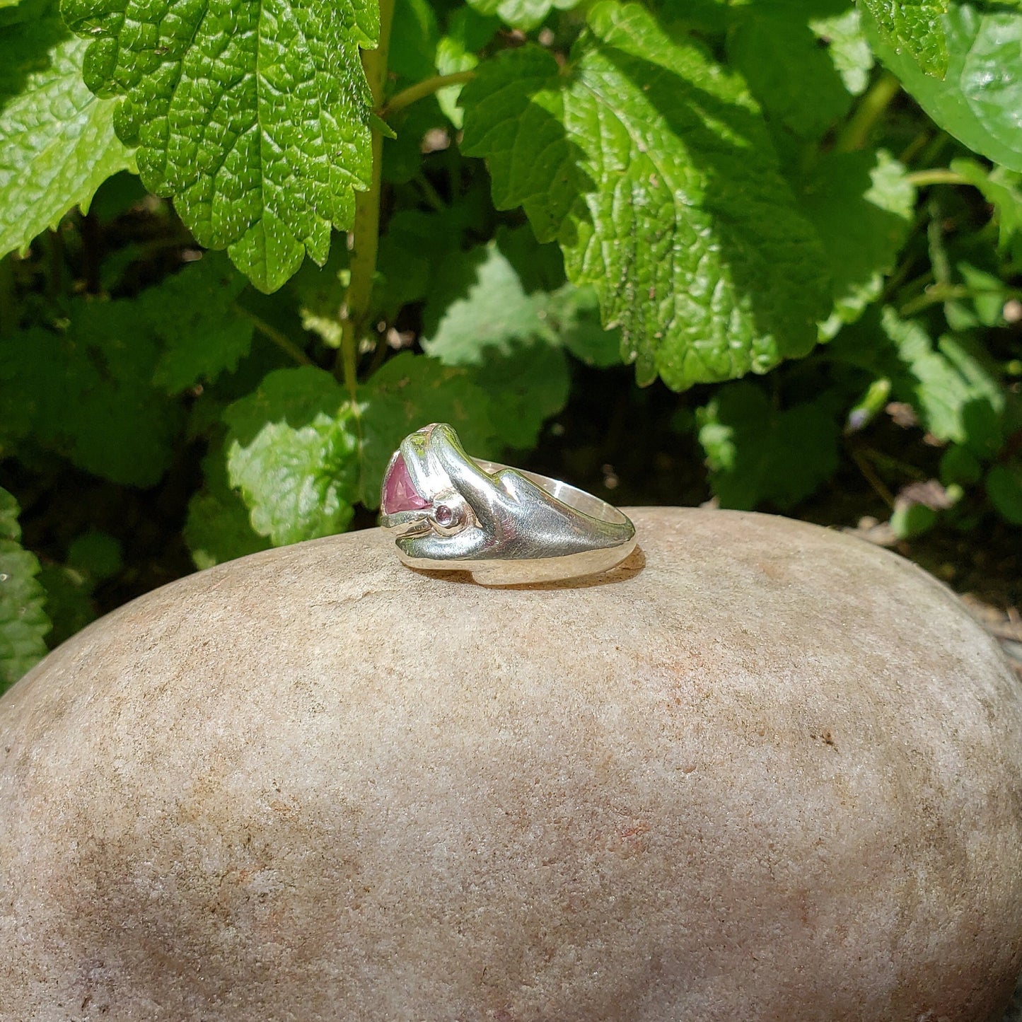 Pink spinel and sapphire yoni ring