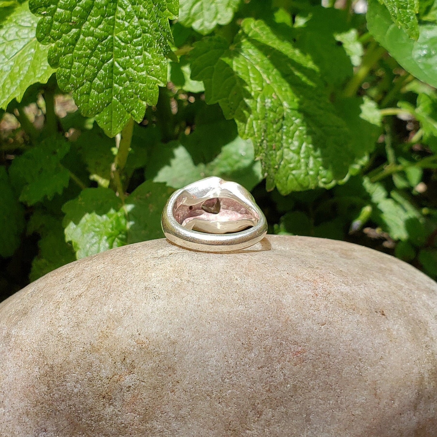 Pink spinel and sapphire yoni ring