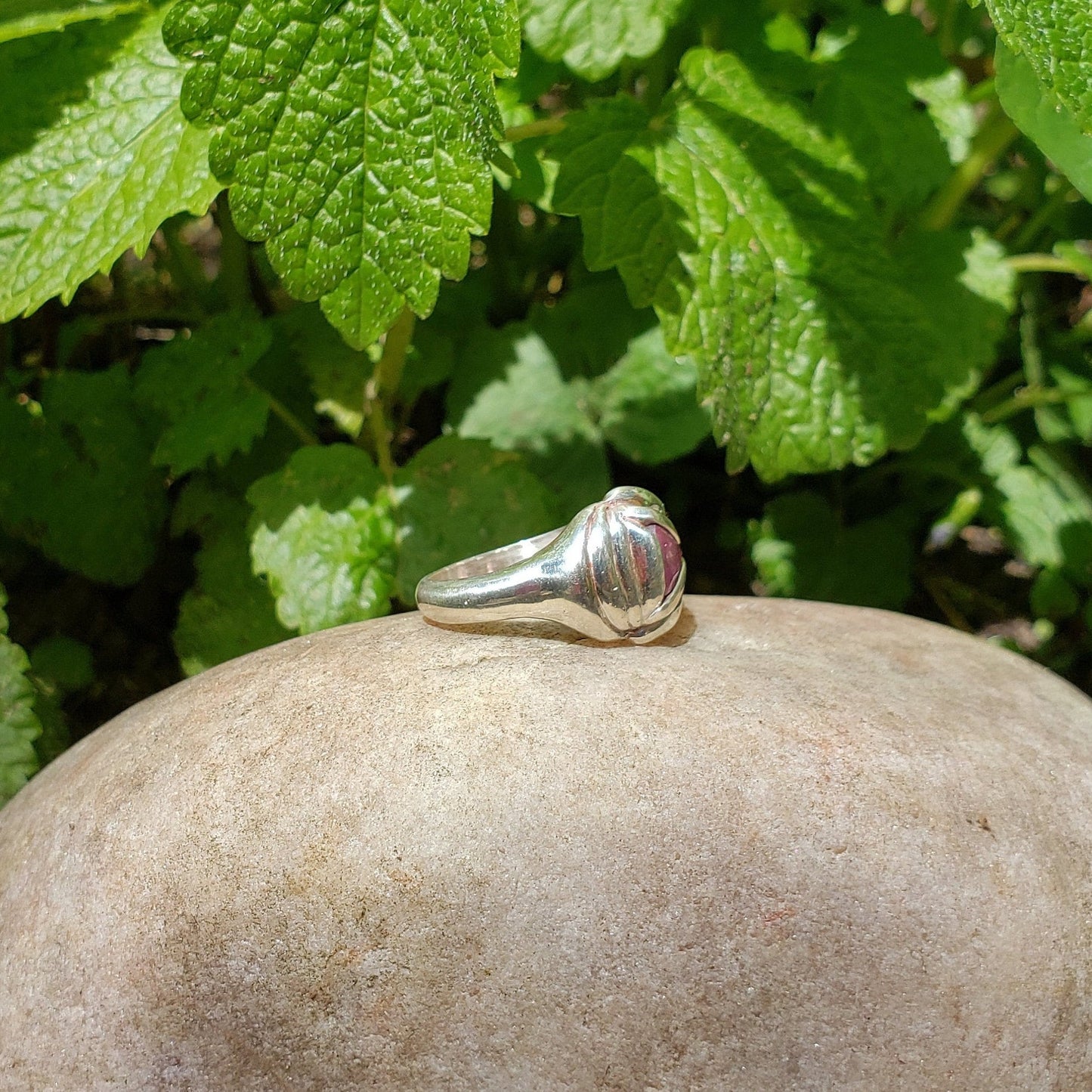 Pink spinel and sapphire yoni ring