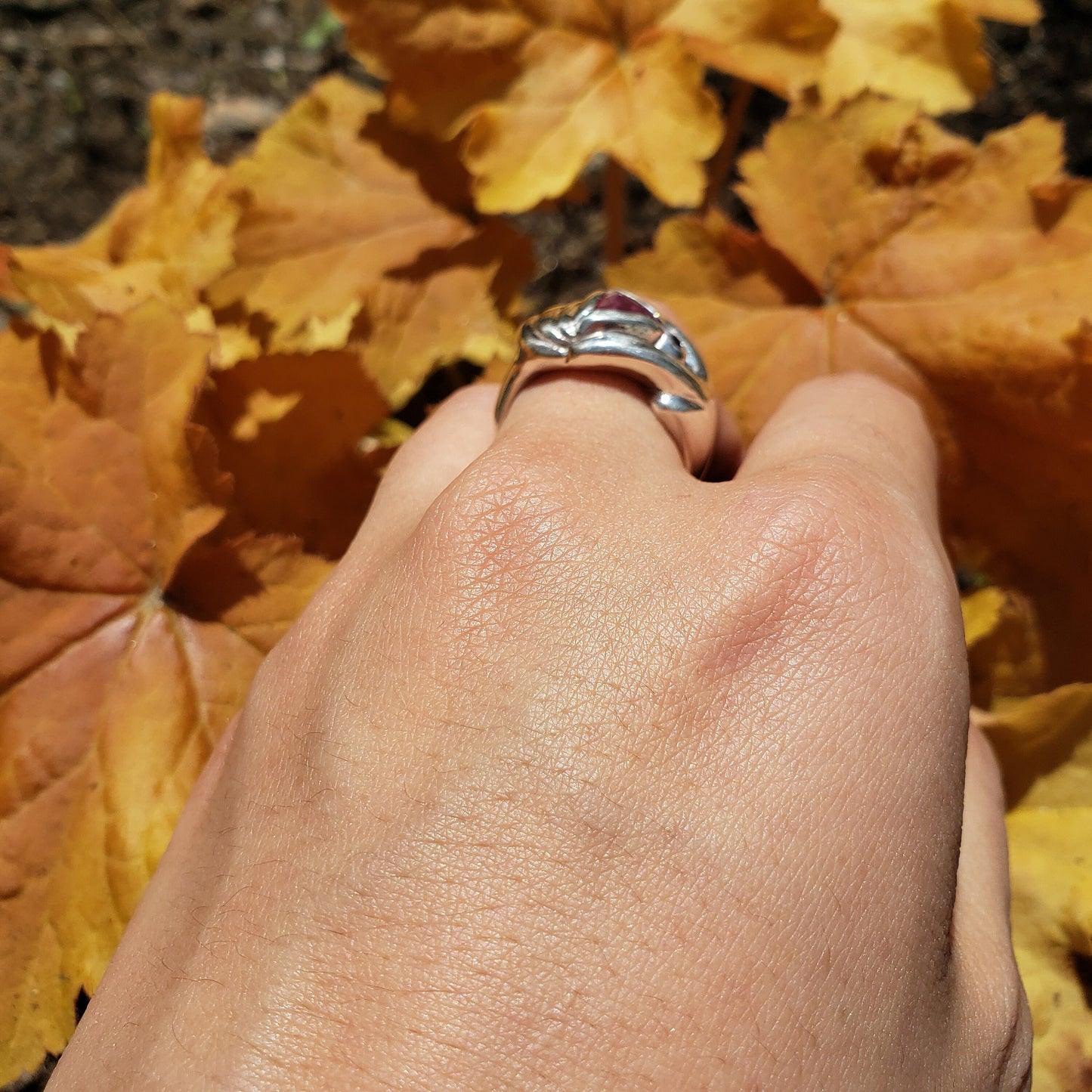 Pink spinel and sapphire yoni ring