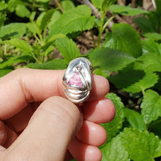 Pink spinel and sapphire yoni ring