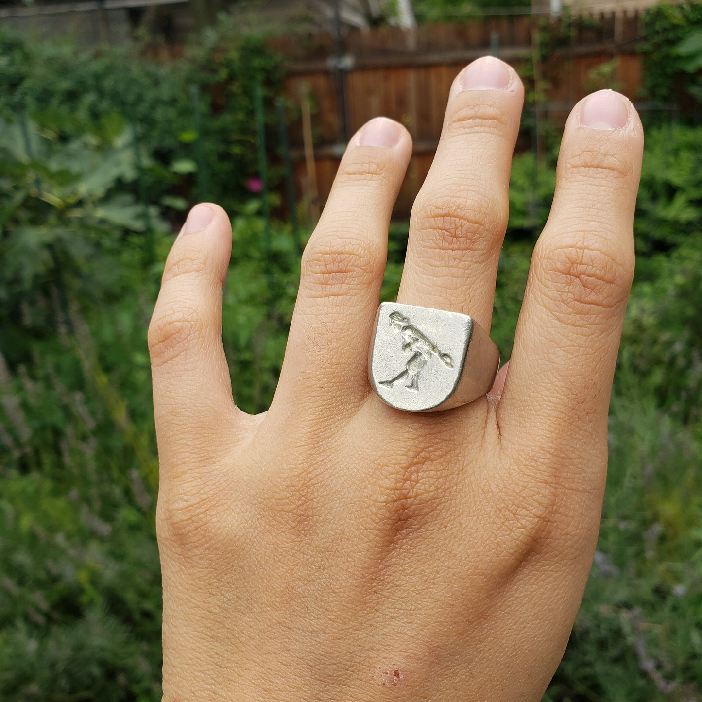 Bowing wax seal signet ring