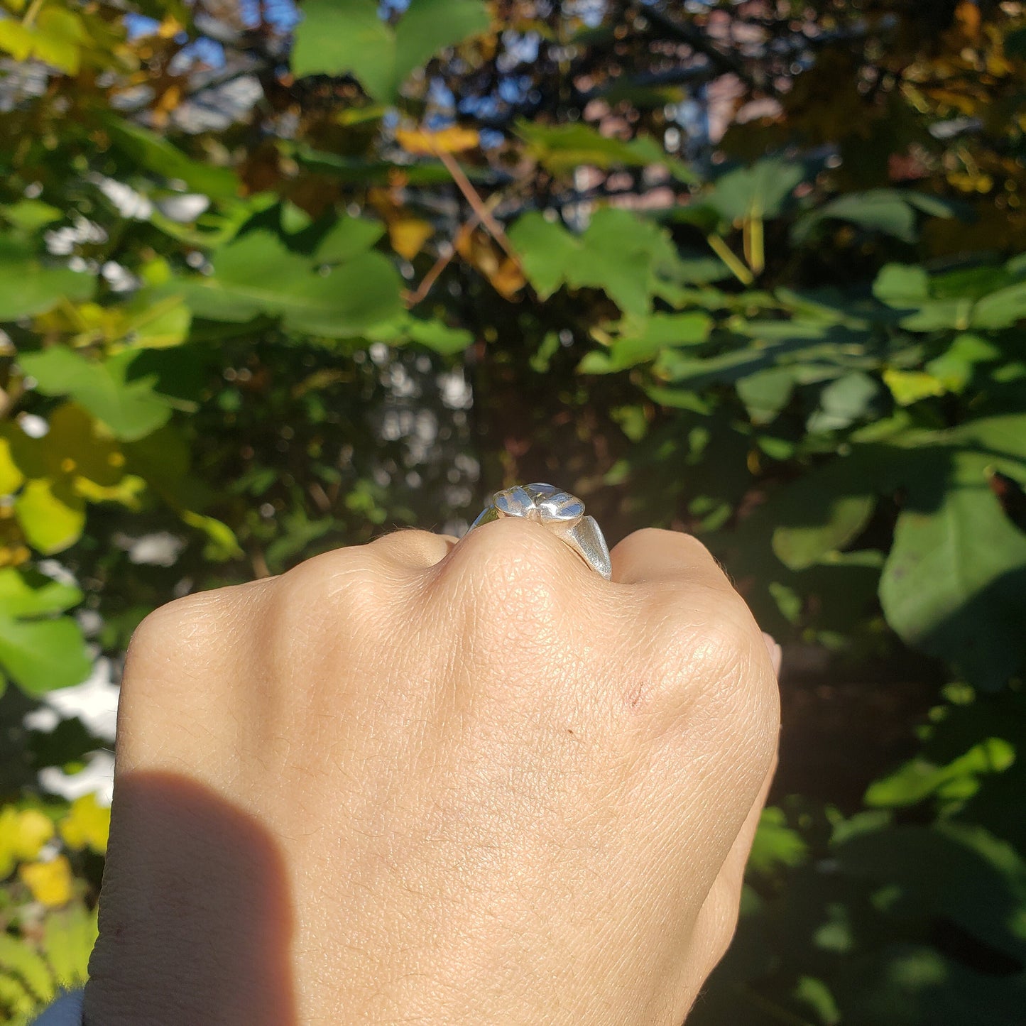 Green sapphire trilliant flower wing ring