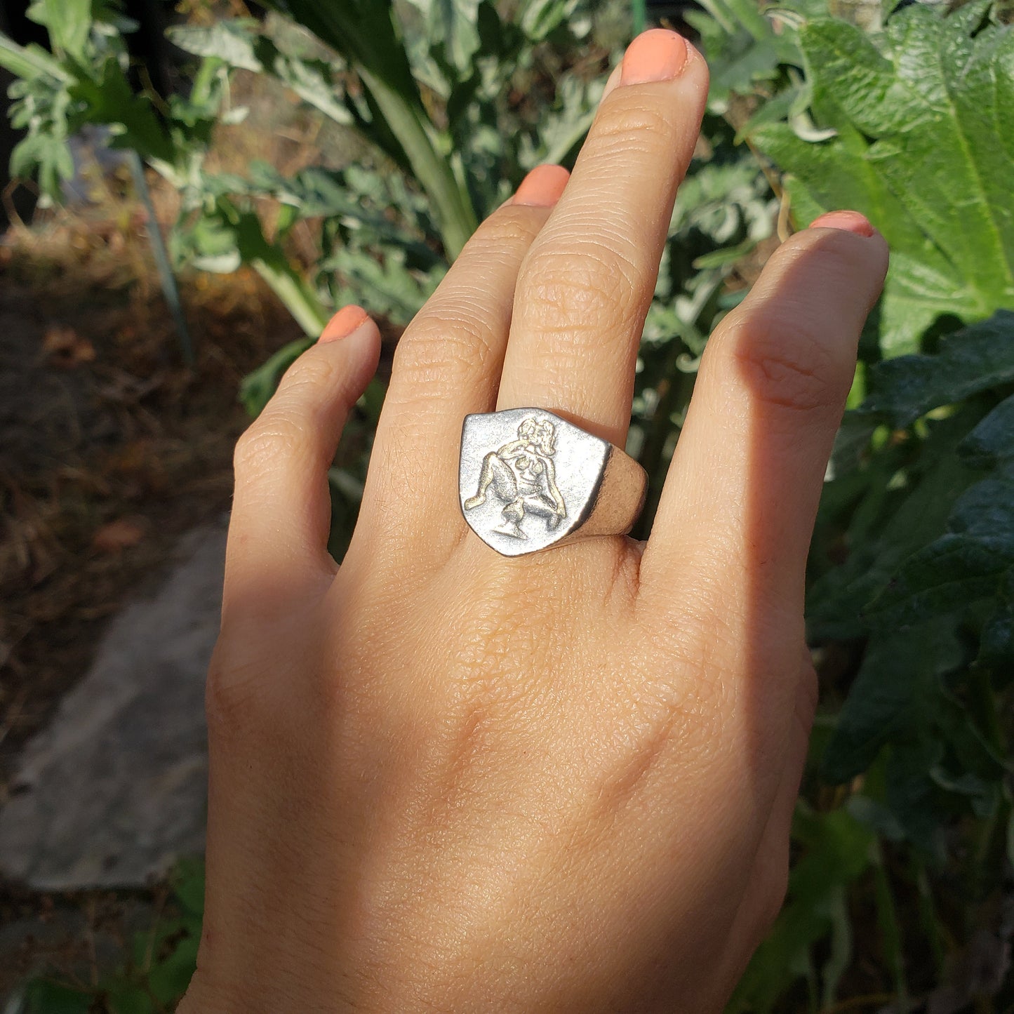 Face sitting wax seal signet ring