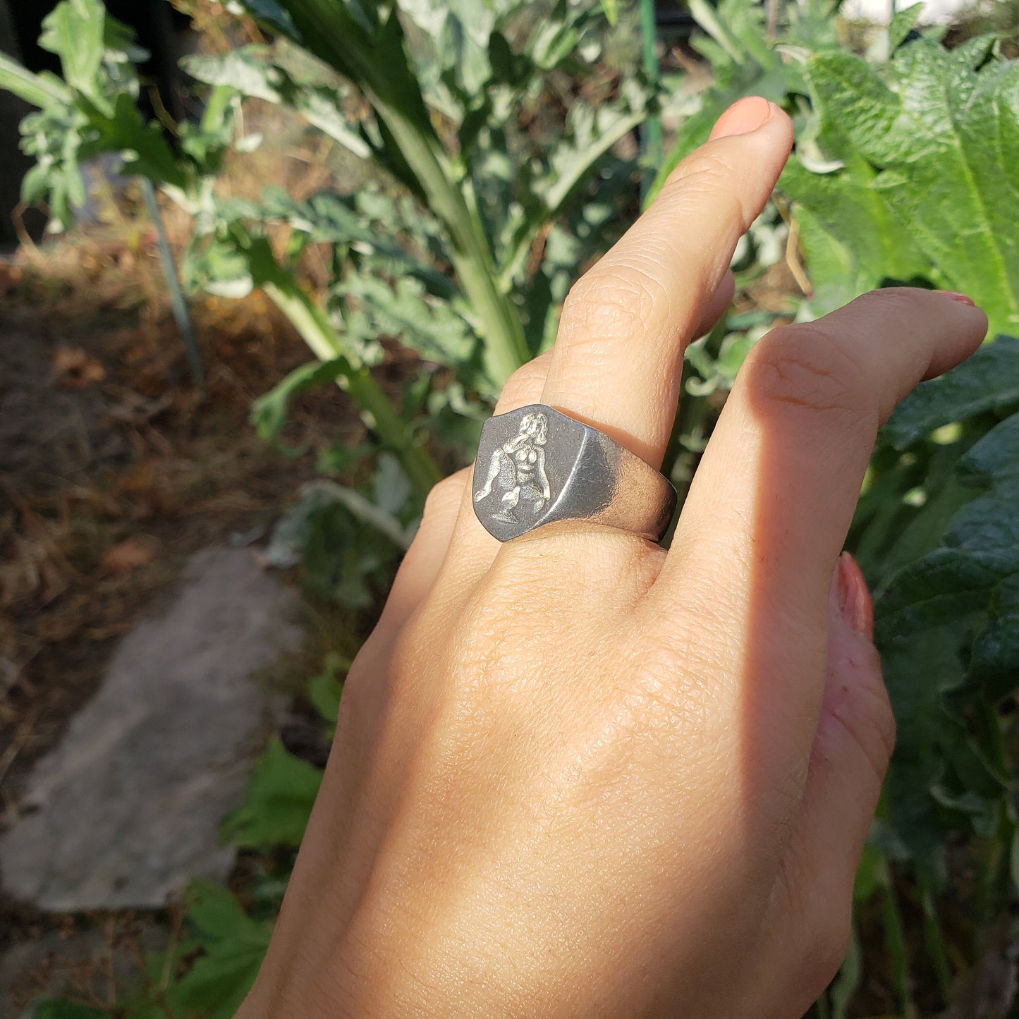 Face sitting wax seal signet ring